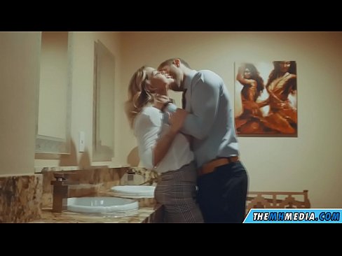 ❤️ Όταν μια πλούσια ξανθιά σε αποπλανεί σε μια δημόσια τουαλέτα ❌ Σπιτικό πορνό ❌️❤